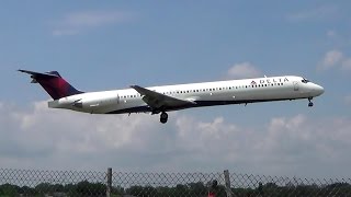 Delta Airlines McDonnell Douglas MD88 Hard Landing at LaGuardia Airport [upl. by Dominique958]