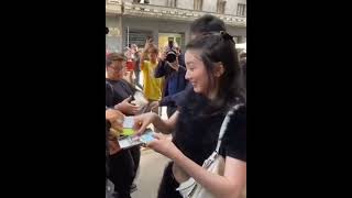 Mei Nagano signs autographs to fans before the Prada show 永野芽郁 MeiNagano pradass25 prada [upl. by Adaurd]