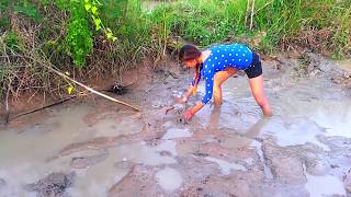 Primitive catching fish with beautiful girl [upl. by Islek]