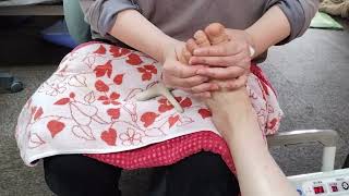 【痛い足つぼ】お話ししながら、がっつり揉んでます！ ｢Foot massage｣ [upl. by Womack508]