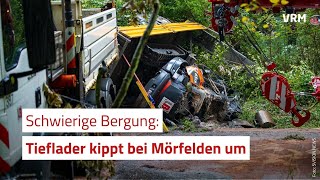 Tieflader kippt von der Straße und verkeilt sich [upl. by Stearns]