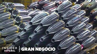 Esta fábrica estadounidense hace munición clave para Ucrania  Gran negocio  Insider Business [upl. by Kamp]