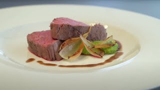 Vacuisine  Rinderfilet mit grillierter Zwiebel und Erbsenpüree [upl. by Kilar]