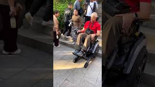 Révolution dans la mobilité  un fauteuil roulant qui conquiert les escaliers  technologietrends [upl. by Orabla437]