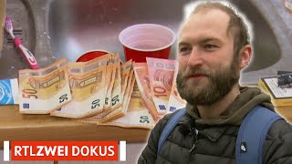 quotIch lasse mich von der Arbeiterklasse finanzierenquot  Armes Deutschland  RTL ZWEI DOKUS [upl. by Fitalludba]