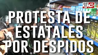 Siguen las protestas de estatales por los despidos del Gobierno [upl. by Ariajay]