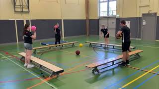 Leren training geven in de sport warming up oefening Ballen mikken [upl. by Acinimod]