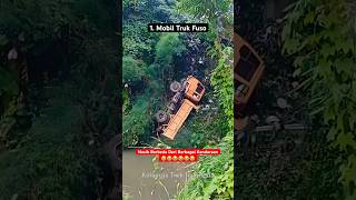 Nasib Berbeda Berbagai Kendaraan Truck Bus Mini Truck Van shorts crash accidentnews [upl. by Dorwin]