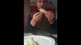 Hinkali nasıl yenir როგორ ვჭამოთ ხინკალი  How to eat khinkali  Gürcü Kafe  ქართული კაფე [upl. by Normie]