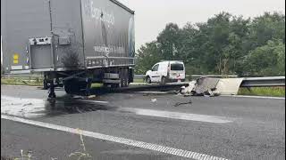 E40 in Oostduinkerke versperd door vrachtwagen verkeer moet snelweg verlaten [upl. by Roots735]