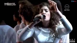 LORDE Yellow Flicker Beat from Mockingjay PART 1  Live at American Music Awards AMAs [upl. by Debee]