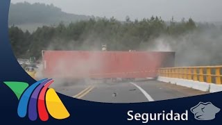 Mueren 9 al caer tráiler de puente en Michoacán  Noticias de Morelia [upl. by Oileduab]