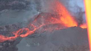 La première éruption 2017 du Piton de la Fournaise vue du ciel [upl. by Annamaria]