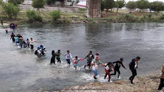 CIENTOS DE MIGRANTES AL RÍO Y NI LOS GASES LOS PUEDEN DETENER [upl. by Khudari]