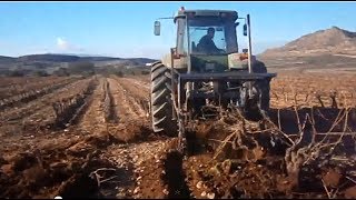 John Deere 8400 arrancando una viña  En HD [upl. by Gwyn180]