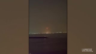 Dubai esplosione su portacontainer le fiamme visibili anche da km di distanza [upl. by Ifar324]