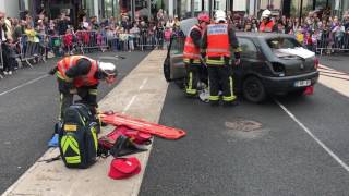 Désincarcération dune victime dans un véhicule par les sapeurspompiers de Paris [upl. by Leitnahs]