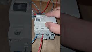 Test BP Interrupteur triphasé  neutre 40A avec différentiel 30mA Schneider Electric référence 23196 [upl. by Polish]