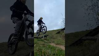 Fünfjähriger im Dirtpark dirtpark bikepark mtbjump mtbkids actionkids [upl. by Pawsner660]