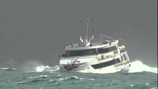 Traghetti sfidano il mare la prua immersa nelle onde a Capri [upl. by Paresh117]