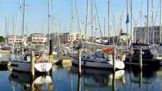 Segeln auf der Ostsee Einfahrt in den Yachthafen Hohe Düne in Warnemünde Rostock an der Ostsee [upl. by Bum707]