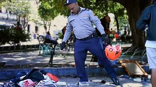 Policías DESALOJAN y MULTAN a vendedores deambulantes en el Parque El Curita Centro Habana [upl. by Ailliw]