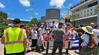 Caravana por la familia cubana en el Aeropuerto de Miami [upl. by Fairfield]