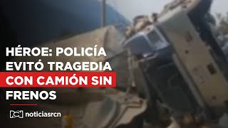 Todo un héroe policía evitó tragedia con camión sin frenos y le abrió paso en la vía [upl. by Yeknarf]