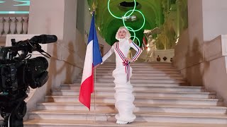 Arielle Dombasle quotOlympicsquot sur le parvis de lHôtel de Ville de Paris 14 juillet 2024 [upl. by Eyks]