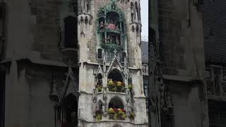 Carrillon o Glockenspiel en Marienplatz Munich Alemania Octubre 2024 [upl. by Socrates]