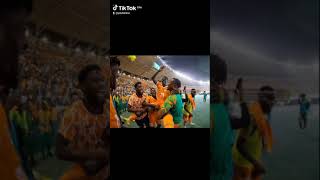 Diakité Oumar porté en triomphe footballsuperstar legendsoffootball elephants cotedivoire reims [upl. by Niliram697]