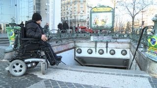 Accessibilité des handicapés le parcours du combattant à Paris [upl. by Ahtela635]