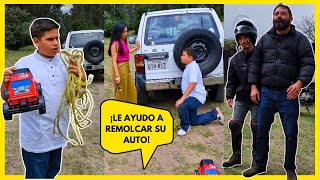 Angelito ayuda a remolcar un carro 4x4 con un carro de juguete [upl. by Neelra]