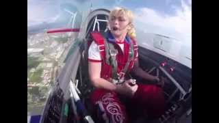 Cette femme pilote fait des cascades impressionantes avec son avion [upl. by Esinyt]