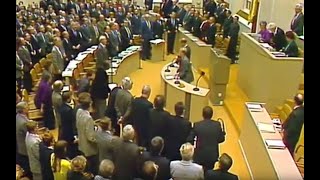 9 November 1989  Auf Reaktion des Mauerfalls singt der Bundestag spontan die Nationalhymne [upl. by Suilienroc843]