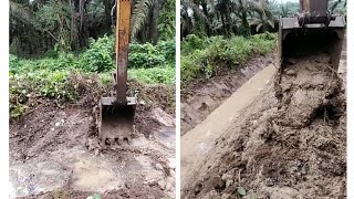 Excavator cuci parit ladang sawit Malaysia [upl. by Nomsed]