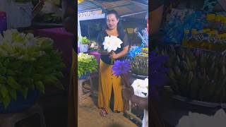 එන්න බලන්න මේ අක්කගෙන් මලක් ගන්න 😘😍❤️ Sri lankan flower girl😘 love song music kataragama flower [upl. by Annelise947]