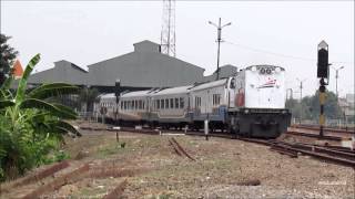 Kereta Api Cirebon Ekspres Berkelok di Stasiun Cikampek [upl. by Mattheus92]