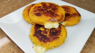 SOLO 2 INGREDIENTES  AREPITAS DE PLATANO MADURO RELLENAS CON QUESO  El Arte de Cocinar [upl. by Amr808]