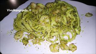 Pasta al pesto di pistacchio e gamberi [upl. by Anthia]