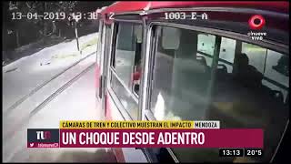 Impresionantes imágenes de un choque entre un tren y un colectivo en Mendoza [upl. by Faulkner]