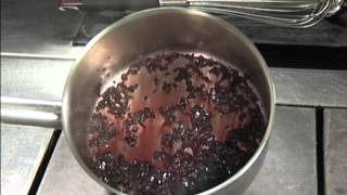 Mouiller une sauce au vin rouge [upl. by Emilee]