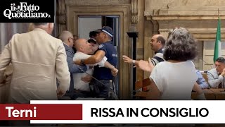 Rissa in consiglio comuna a Terni il video ripreso in aula il sindaco portato fuori di peso [upl. by Tnelc]