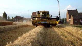 wwwtractorfototk Gerst dorsen met de New Holland CS640 [upl. by Llorrad]