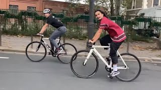 Balade dans Paris à vélo en pignon fixe avec Léonard et Prince [upl. by Hgielsel513]