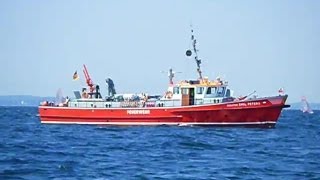 Das Feuerwehrboot Senator Emil Peters auf der Travemünder Woche Ostsee [upl. by Airetak757]