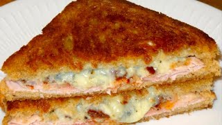 Toast  Sandwich frit  Toast quotgrilled cheesequot au fromage bleu fondu amp jambon  Recette  140 [upl. by Esile]