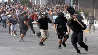 Grèce  La violence reprend le dessus dans les manifestions [upl. by Gathers919]