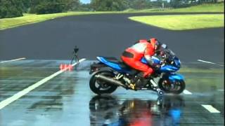 Prueba frenado con y sin ABS  Wet skid test on motorcycles with amp without ABS [upl. by Bez]