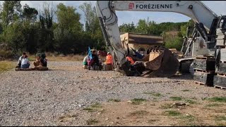 Golf de Fuveau  la construction de villas de luxe arrêtée par une vingtaine de militants [upl. by Ahsilahk]